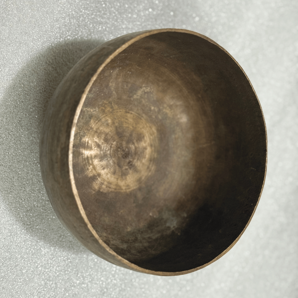 Old Tibetan Singing Bowl – Rare 18cm Antique Hand-Hammered Bowl Old Tibetan Singing Bowl – Rare 18cm Antique Hand-Hammered Bowl - Image 3
