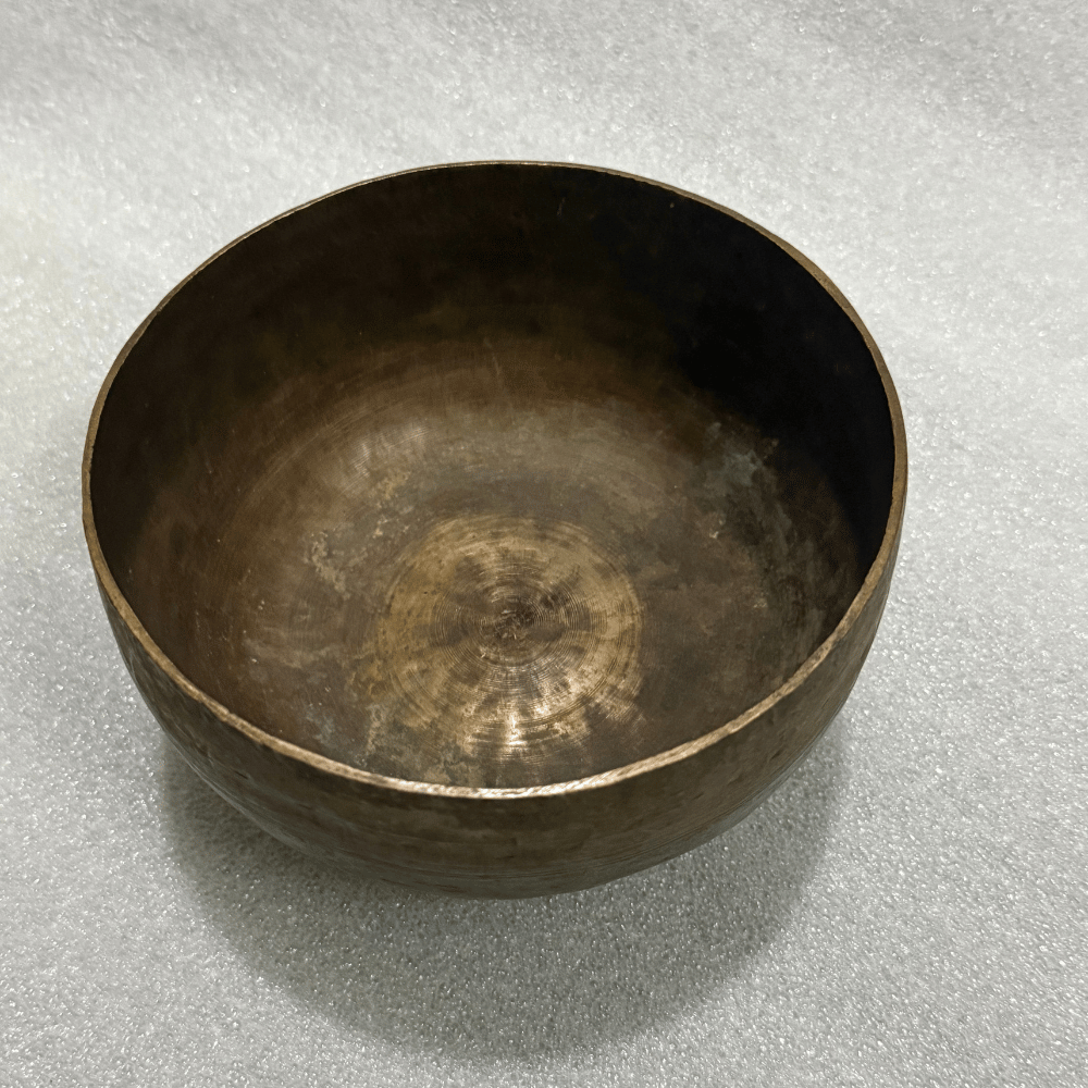 Old Tibetan Singing Bowl – Rare 18cm Antique Hand-Hammered Bowl Old Tibetan Singing Bowl – Rare 18cm Antique Hand-Hammered Bowl - Image 4