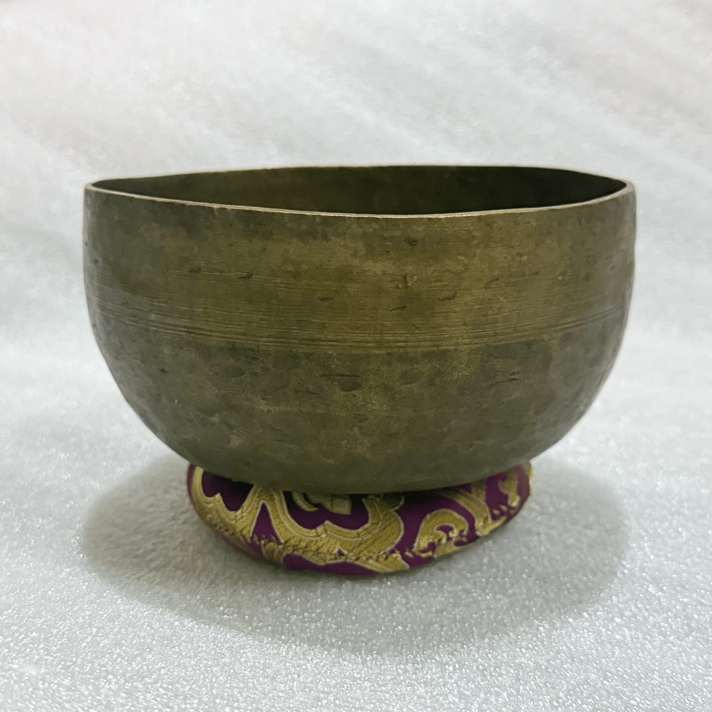 Old Tibetan Singing Bowl – Rare 18cm Antique Hand-Hammered Bowl Old Tibetan Singing Bowl – Rare 18cm Antique Hand-Hammered Bowl - Image 6